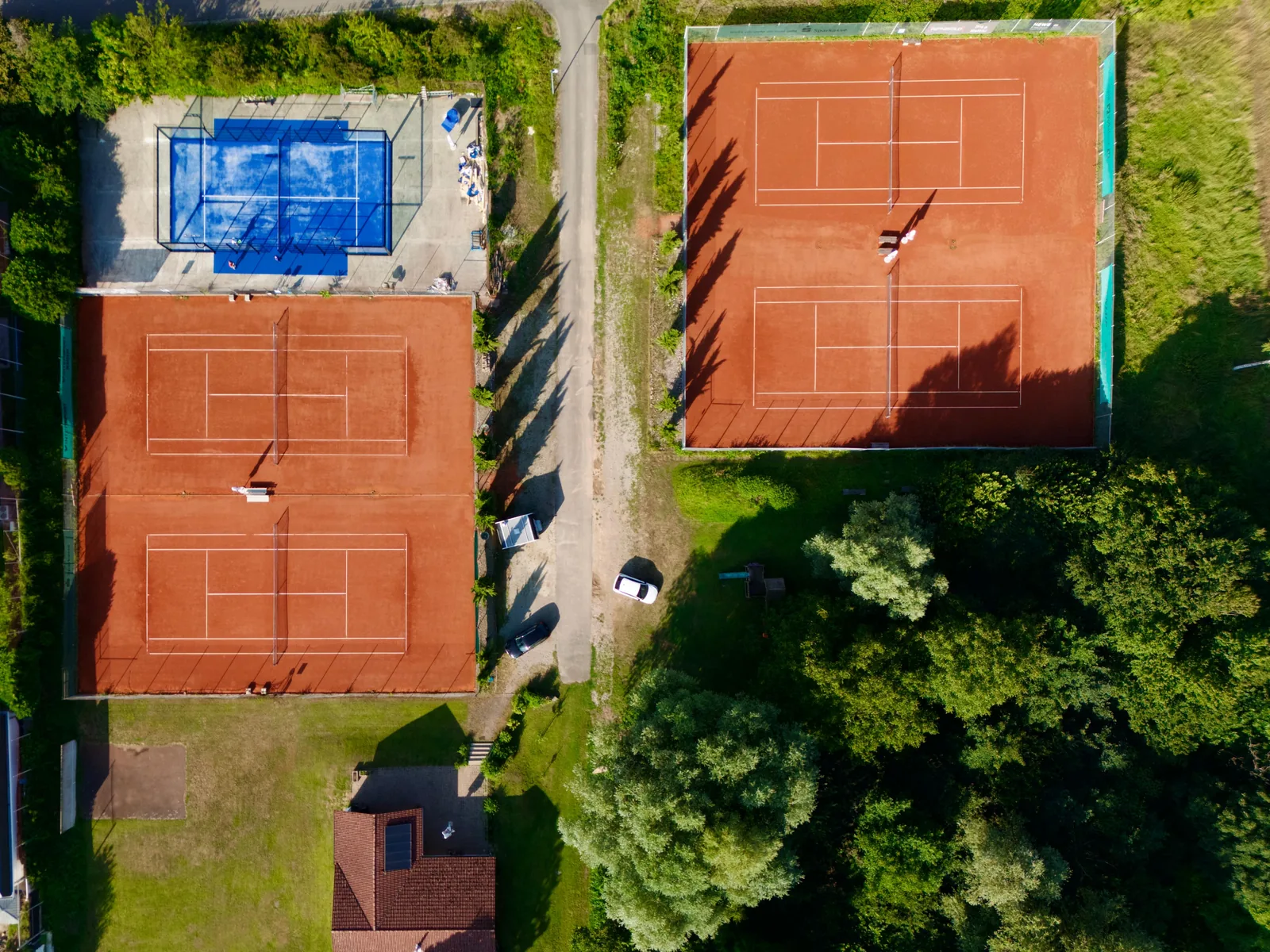 Luftbild der Anlage des TC Malterdingen mit vier Sandplätzen, Padelcourt und Clubheim