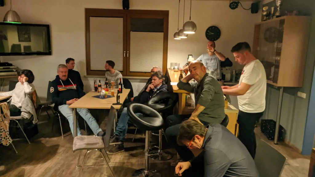 Mitglieder bei der Hauptversammlung 2020 im Clubheim