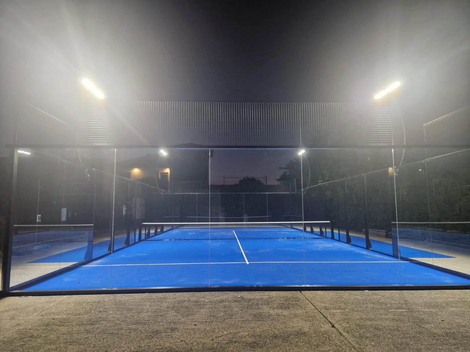 Der Padelplatz des TC Malterdingen bei Nacht unter Flutlicht